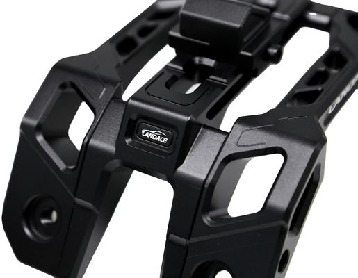 Des supports de montage légers en alliage d'aluminium revêtus de poudre pour la structure lumineuse à 4x4 piliers
