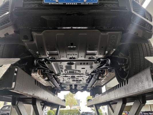 Améliorez votre Benz G500 avec un ensemble de plaques de protection de moteur en gris