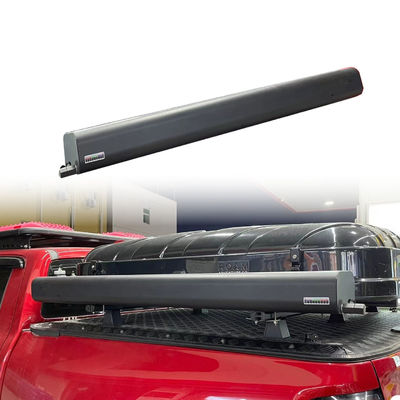 Douche extérieure pratique avec réservoir d'eau sur le toit de voiture 4x4 personnalisé