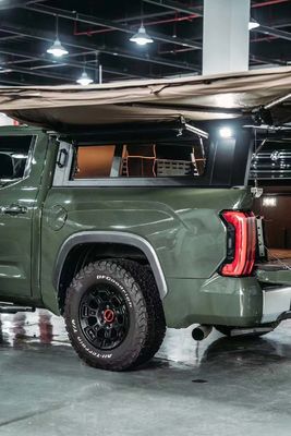Couverture de lit Toyota Tundra noir avec monture de coffre et construction en aluminium