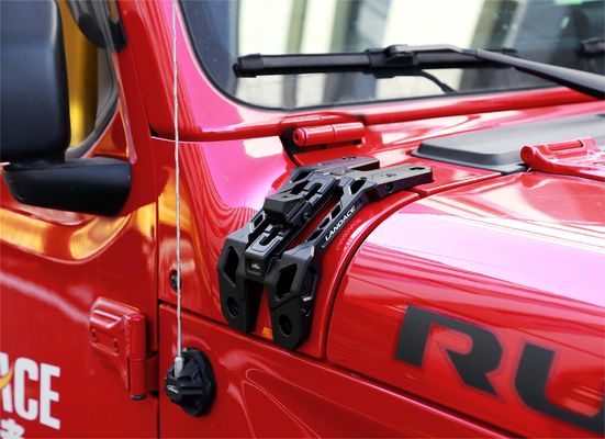 Des supports de montage légers personnalisables pour les accessoires extérieurs en argent de Jeep Wrangler JL