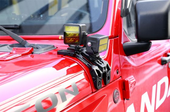 Des supports de montage légers personnalisables pour les accessoires extérieurs en argent de Jeep Wrangler JL