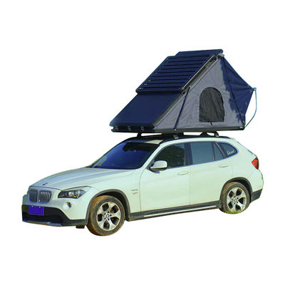 Tente de toit à l'arrière de voiture grise Tente triangulaire imperméable à l'eau 4x4