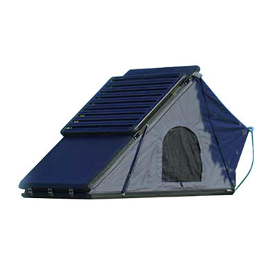 Tente de toit à l'arrière de voiture grise Tente triangulaire imperméable à l'eau 4x4