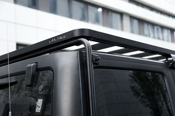 Élargissez efficacement le stockage de votre Jeep JK avec une plateforme de support de toit en poudre noire