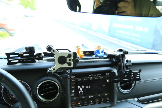 Finition anodisante dure Porteur de téléphone portable de véhicule pour support de console centrale Jeep