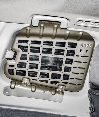 L'allumage du coffre de stockage de l'étagère de la fenêtre de la grille de la fenêtre latérale de la grille suspendue Mitsubishi Pajero