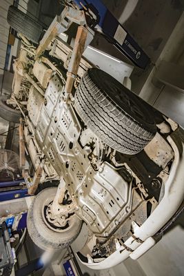 Montage de trous de voiture sous-carrosserie blindé réservoir de carburant plaque de dérapage pour Toyota LC 100